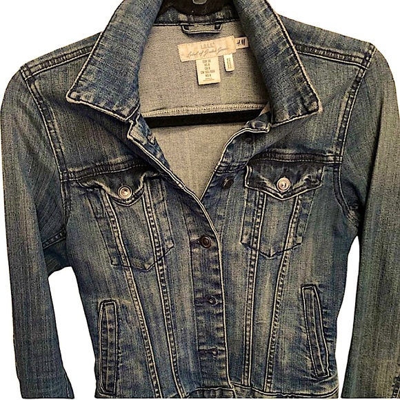 H&M. Denim jacket Size 8 . Medium blue wash in colour. Great preloved condition - Picture 3 of 4
